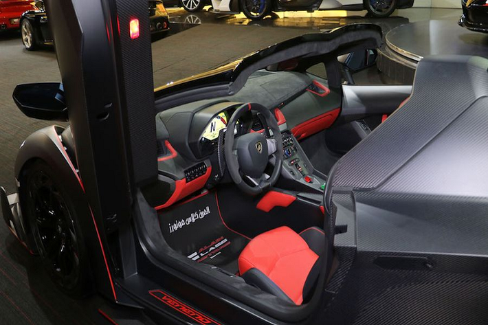 Lamborghini Veneno Roadster được xây dựng dựa trên Aventador, do đó, xe cũng sử dụng động cơ hút khí tự nhiên V12 6.5 lít nhưng đã qua tinh chỉnh để cho ra công suất lên tới 750 mã lực.