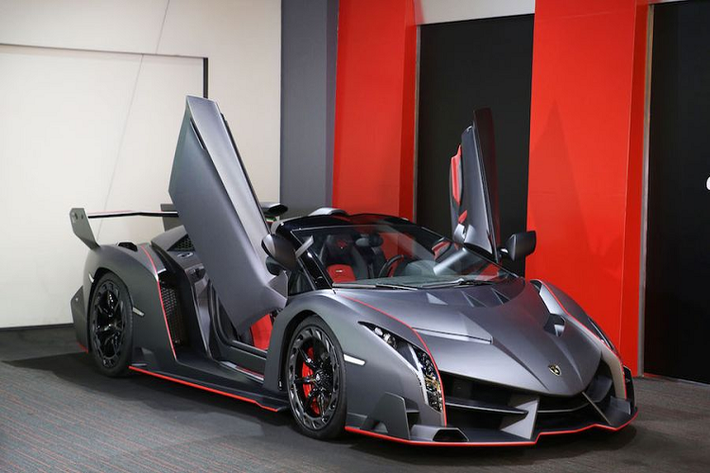 Một chiếc siêu xe Lamborghini Veneno Roadster đặc biệt "quý hiếm" đang được rao bán tại Al Ain Class Motors, Dubai.