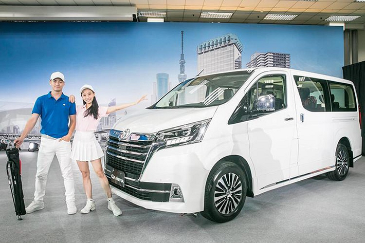 Mẫu xe MPV Toyota Granvia 2019 mới sở hữu lưới tản nhiệt sáng bóng sang trọng. Trên cản trước còn có thanh mạ crôm kéo dài sang hai bên hốc đèn sương mù khiến phần đầu xe trông như rộng hơn. Bản thân hốc đèn sương mù cũng được mạ crôm làm tăng thêm vẻ sang trọng cho xe.
