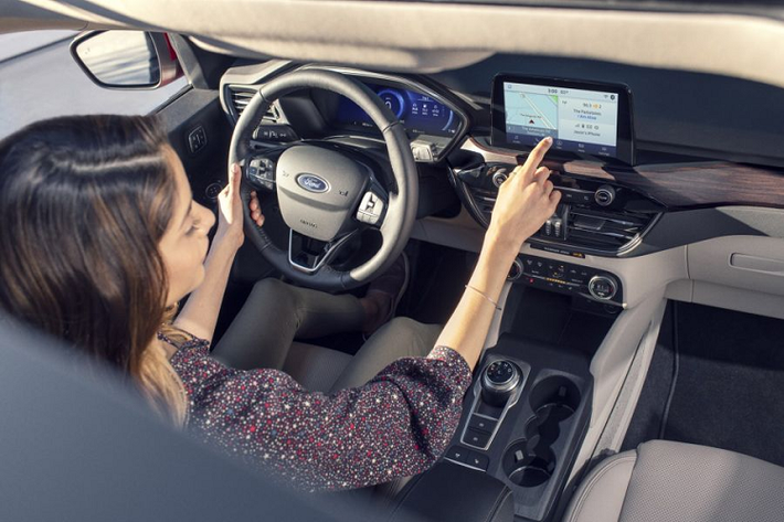 Đối với mức giá Ford Escape SE Sport Hybrid từ 28.255 USD (khoảng 657 triệu đồng), xe sử dụng động cơ hút khí tự nhiên dung tích 2.5 lít kết hợp động cơ điện và hộp số vô cấp, dẫn động cầu trước hoặc tùy chọn 4 bánh toàn thời gian có giá 1.500 USD (~ 34,8 triệu VNĐ), cho công suất 198 mã lực và mô-men xoắn 207Nm. SE Sport Hybrid tự hào với cụm đồng hồ đo kỹ thuật số 12,3 inch.