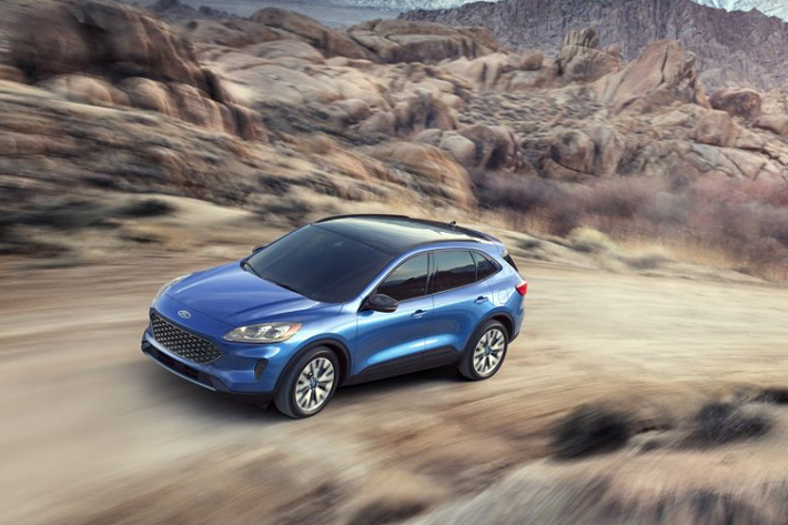 Mẫu xe SUV Ford Escape 2020 cơ sở được trang bị bánh thép 17 inch, đi kèm phanh đĩa ở cả bốn bánh. Sức mạnh xe đến từ khối động cơ xăng 3 xi-lanh có tích hợp công nghệ ngắt xi-lanh tự động, sản sinh công suất 180 mã lực và mô-men xoắn cực đại 240Nm, hộp số tự động 8 cấp là tiêu chuẩn.