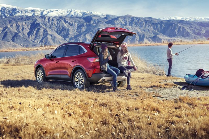Hầu hết các màu sơn ngoại thất của Ford Escape mới đều là lựa chọn miễn phí, ngoại trừ màu đỏ Rapid Red có giá 395 USD (khoảng 9,1 triệu đồng) và màu trắng Star White có giá 595 USD (khoảng 13,8 triệu đồng). Một vài tùy chọn khác có thể kể đến gồm có tấm chắn trị giá 210 USD (4,8 triệu đồng), đai ốc khóa bánh xe giá 75 USD (1,7 triệu đồng), thảm lót cốp giá 90 USD (2 triệu đồng) hay lót sàn trước/sau trong cabin giá 125 USD (khoảng 2,9 triệu đồng).