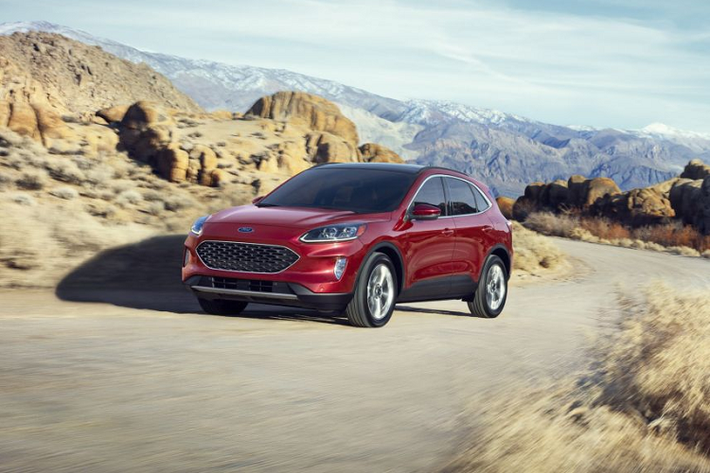 Hãng xe Mỹ đã chính thức kích hoạt bộ cấu hình trực tuyến cho chiếc crossover cỡ C nhỏ gọn Ford Escape 2020 mới, hay còn được gọi là Kuga ở thị trường châu Âu. Theo đó, xe có giá bán từ 24.885 USD (khoảng 578,7 triệu đồng) chưa gồm phí giao xe đối với bản cơ sở S dùng động cơ EcoBoost 1.5 lít và dẫn động cầu trước. So với Escape 2019 cơ sở, bản 2020 đắt hơn 780 USD (khoảng 18,1 triệu đồng).