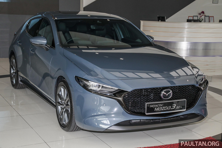 Phiên bản 2.0 High Plus cao nhất, có trong thân xe hatchback và sedan với giá từ 38.900 USD. Phiên bản 2.0 High Plus hatchback chỉ có một phối màu ngoại thất là xám Polymetal và đi trên bộ vành 18 inch.
