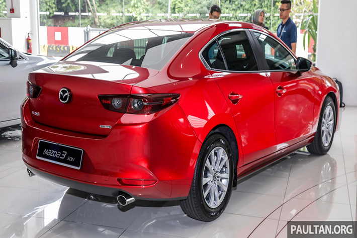 Phiên bản tiêu chuẩn gồm 2 kiểu thân xe là sedan và hatchback, được trang bị động cơ hút khí tự nhiên SkyActiv-G 1.5L, 4 xy-lanh cho ra công suất 118 mã lực tại 6.000 vòng/phút và mô-men xoắn 153 Nm tại 4.000 vòng/phút.