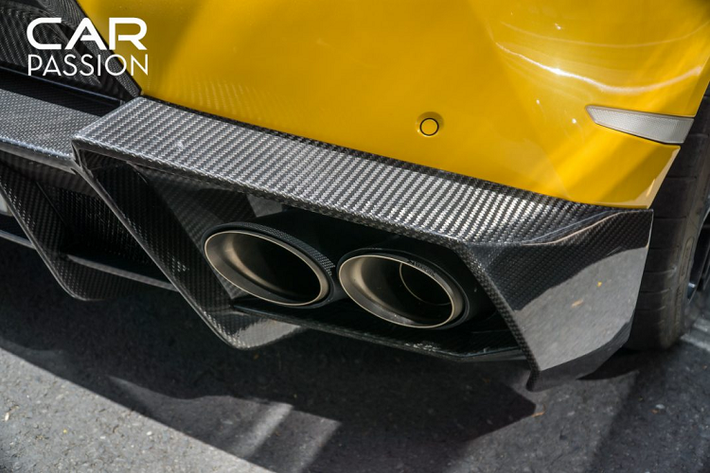Trong khi đó, nắp máy phía trên vẫn có thiết kế giống nắp máy bằng composite của Lamborghini, chỉ khác về mặt vật liệu. Không chỉ bên ngoài, xe cũng được nâng cấp với hệ thống ống xe hiệu năng cao đến từ Frequency Intelligent (Fi Exhaust) giúp tăng nhẹ công suất của xe.