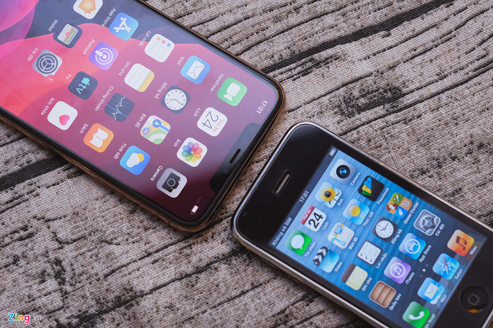Ngày nay, nhiều người dùng than phiền phần tai thỏ quá to, thô, xấu của iPhone 11. 10 năm trước, viền trên của iPhone 3GS là một mảng đen, không camera hay Face ID và dày đến 2 cm.