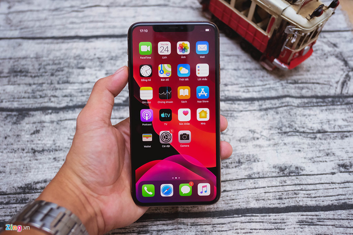 Trong khi có, iPhone 11 Pro Max lại khiến tay tôi quá tải. Với một tay, tôi chỉ có thể chạm được 1/2 diện tích màn hình. Thanh điều khiển tăng giảm độ sáng, WiFi, đèn flash... lại nằm ở góc trên bên trái. Nếu muốn tinh chỉnh tôi phải dùng đến tay còn lại. Tóm lại, tôi thích và nhớ cảm giác sử dụng iPhone 3GS hơn.