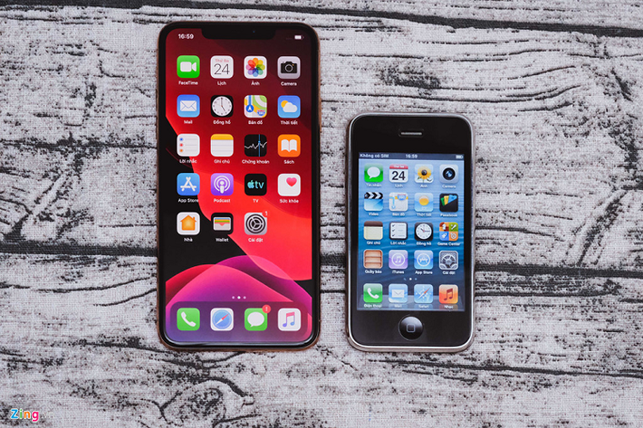 Bù lại, iPhone 11 Pro Max có màn hình lớn, đẹp, hiển thị nhiều nội dung hơn. Tôi cũng không còn vuốt, chạm nhầm các icon, bàn phím bé tí như trên iPhone 3GS nữa. Về công nghệ màn hình, iPhone 11 Pro Max là bước tiến rất xa của Apple trong 10 năm. iPhone 3GS trang bị màn hình TFT, 3,5 inch, 165 ppi, độ phân giải 320 x 480. Trong khi đó, iPhone 11 Pro Max có màn hình OLED 6,5 inch, 456 ppi, độ phân giải 1.242 x 2.688 pixel.