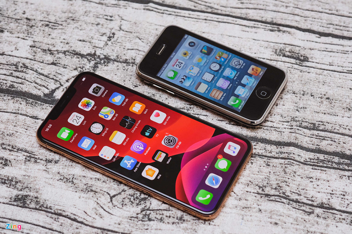 Icon trên iOS 6.1.3 của iPhone 3GS được làm dạng 3D Crystal. Nó bóng bẩy, nổi khối và đậm chất Apple hơn. Ngày nay, với iOS 13 trên iPhone 11 Pro Max, thiết kế icon đã được làm phẳng, màu sắc rực rỡ hơn. Nhưng nó khiến người dùng khó phân biệt với các hãng điện thoại Android.