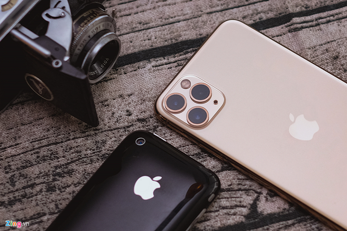Sau 10 năm, từ camera đơn độ phân giải 3,2 MP, Apple đã ra mắt những smartphone có tới 3 camera với nhiều tiêu cự. Thiết kế cụm camera trên iPhone 11 Pro Max thô, lồi và gây chú ý nhiều hơn iPhone 3GS.