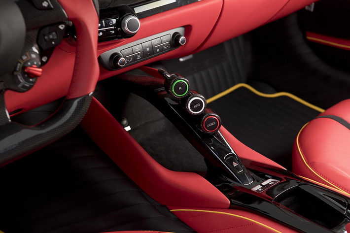 Hãng Mansory còn chế tạo riêng cho chiếc siêu xe Ferrari 812 Superfast như ốp cửa phát sáng, bàn đạp ga bằng nhôm, vô lăng…