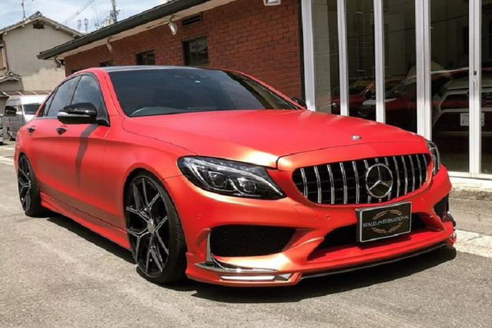 Cụ thể, chiếc sedan được bổ sung lưới tản nhiệt Panamericana - từng là tính năng đặc trưng của các mẫu AMG.