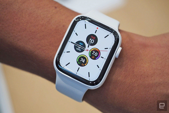 Khác với những thế hệ trước, Apple Watch Series 5 được trang bị tính năng màn hình luôn sáng với thời lượng pin kéo dài cả ngày. Ảnh: Engadget.