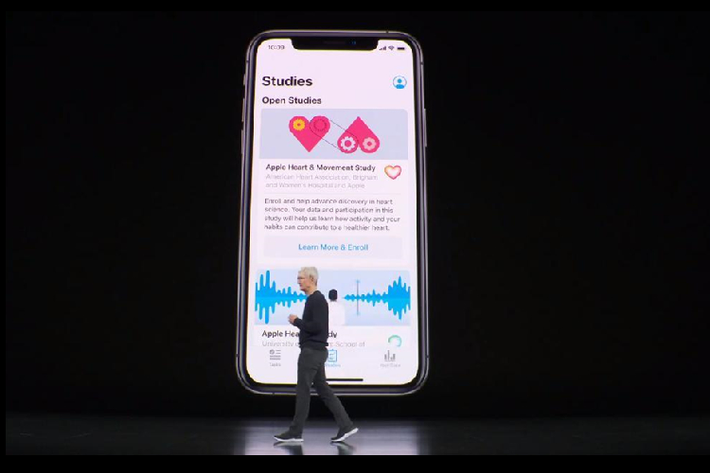 Tim Cook nói rằng ông rất tự hào khi đồng hồ Apple Watch tham gia các nghiên cứu về sức khỏe, đóng góp cho cộng đồng. Đồng thời, Apple công bố các dự án giúp cải thiện sức khỏe người dùng.
