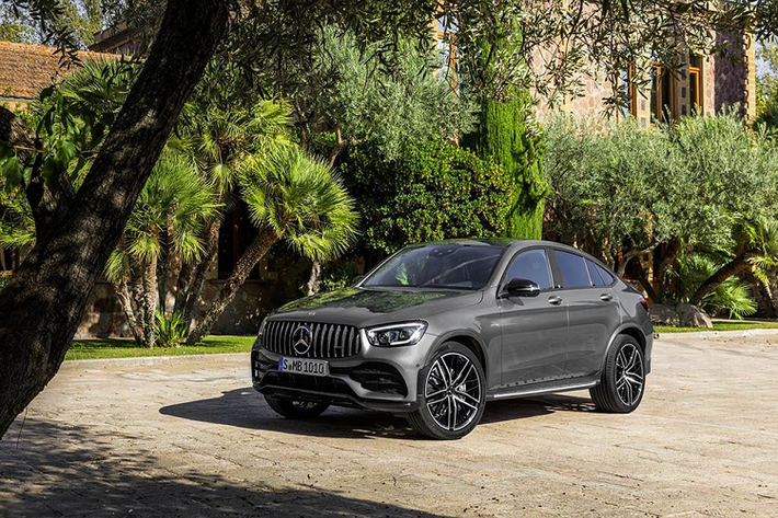 Hệ dẫn động 4 bánh toàn phần AMG Performance 4MATIC có thiên hướng cầu sau trên GLC 43 được phân chia tỉ lệ cầu trước/sau tương ứng là 31/69. Cấu hình này được hãng cho là cải thiện trải nghiệm lái thể thao cũng như tối ưu khả năng tăng tốc nhanh cho xe.