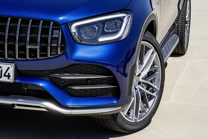Nhờ các hệ thống điều khiển động học linh hoạt AMG DYNAMICS, người lái dễ dàng thay đổi cảm xúc sau vô lăng của chiếc SUV hạng sang Mercedes-AMG GLC 43 theo 5 chế độ vận hành: Slippery; Comfort; Sport; Sport+ và Individual (không có chế độ RACE như bản GLC 63).
