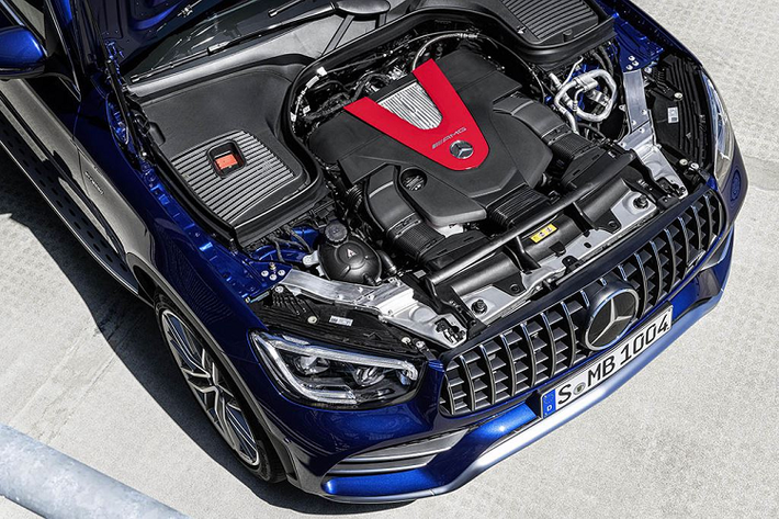 Về thiết kế, cặp đôi AMG GLC 43 mới nay được trang bị lưới tản nhiệt đặc thù của AMG với các nan đứng chứ không còn kiểu mạng kim cương như trước. Thiết kế mới khiến GLC 43 cũng gần gũi hơn với bản mạnh nhất là GLC 63 2020 và đây cũng như một dấu ấn rõ ràng là những chiếc GLC được ra lò từ Affalterbach. Kèm với đó, đèn pha LED hiệu suất cao, cản trước của GLC 43 gần giống với cản của GLC 63.