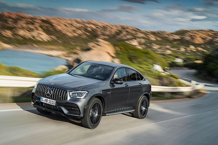 GLC 43 4MATIC được trang bị hộp số thể thao AMG SPEEDSHIFT TCT 9 cấp (TCT: Torque-Clutch Transmission) với đặc tính chuyển số nhanh và linh hoạt. Các chuyển số có thể là kiểu tự động, sang số tay hoặc qua lẫy chuyển số vô-lăng. Điều chỉnh phần mềm được tiến hành để thích ứng với nâng cấp công suất. Chức năng xuống nhiều cấp số đem lại trải nghiệm phấn khích hơn.