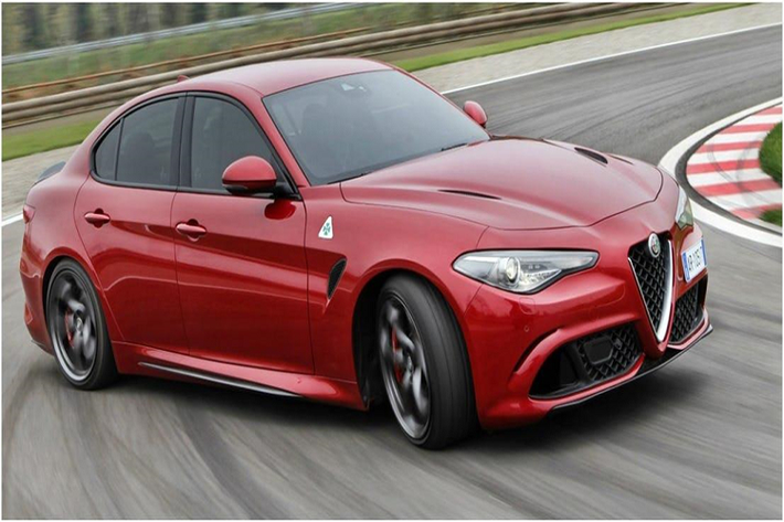 Danh hiệu xe sedan nhanh nhất thế giới đầu tiên thuộc về Alfa Romeo Giulia Quadrifoglio. Khi ra mắt vào năm 2016, chiếc xe thể thao đến từ Italy này đã làm mọi người ngạc nhiên về sức mạnh của nó. Với giá bán của phiên bản tiêu chuẩn là 73.000 USD, Giulia Quadrifoglio không quá chênh lệch so với các mẫu xe khác của Alfa Romeo.