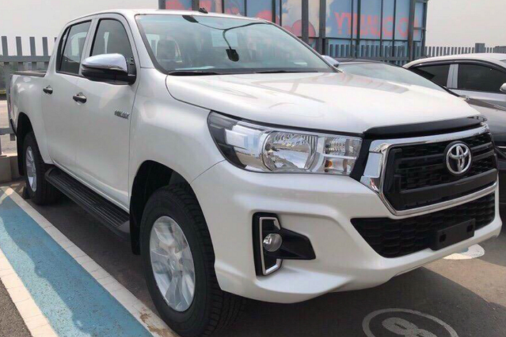 Toyota 2.4 4x2 MT sở hữu mức giá cạnh tranh khi chỉ cao hơn vài triệu đồng so với Ford Ranger XL 4x2 MT đang có giá bán 616 triệu đồng, đồng thời rẻ hơn Isuzu D-Max 4x2 LS 6MT 1.9L có giá bán 650 triệu đồng.