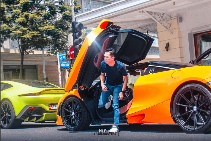 Doanh nhân Nguyễn Quốc Cường - Cường Đô La bước xuống từ siêu xe McLaren 720S màu cam mới tậu của mình