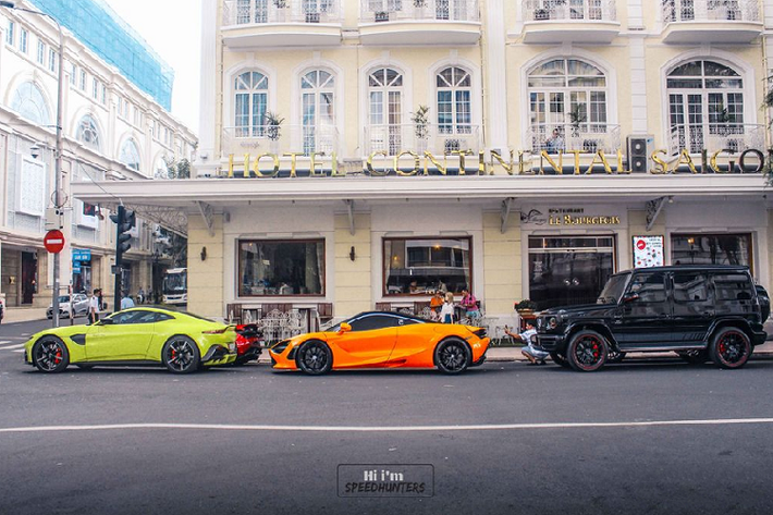 Vừa qua, tại trung tâm quận 1 TP HCM, nhóm siêu xe tại Việt Nam - Car Passion đã có buổi tụ họp ngắn để bàn về kế hoạch tổ chức hành trình Caravan Super Cars 2020. Sự có mặt cùng lúc của hàng loạt siêu xe đình đám bậc nhất tại Việt Nam như McLaren 720S, Mercedes-AMG G63 Edition-1, Aston Martin V8 Vantage, Lexus LC... đã thu hút đông đảo sự chú ý của giới mộ điệu trong nước cũng như người dân đi đường.