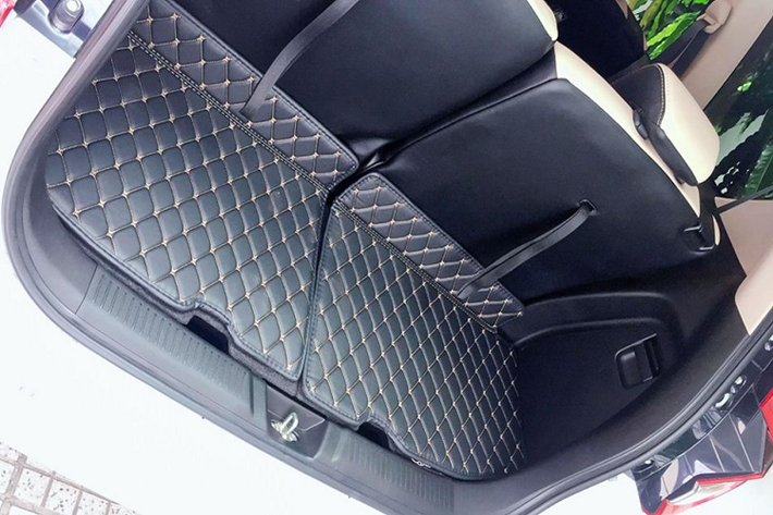 Tương tự như Mitsubishi Xpander, giá xe Suzuki Ertiga thế hệ mới được nhập khẩu trực tiếp từ Indonesia và đang sở hữu giá bán rẻ nhất phân khúc: 499 và 549 triệu đồng cho 02 phiên bản số sàn (GL) và số tự động (GLX).