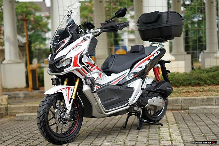 Xe ga Honda ADV 150 ra mắt vào tháng 7 tại Indonesia. Mẫu xe này nhanh chóng tạo thành cơn sốt thu hút các tín đồ đam mê địa hình bởi thừa hưởng DNA từ đàn anh Honda X-ADV 750.