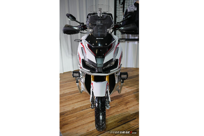 Với những nâng cấp trang bị, ngoại hình của Honda ADV 150 trông cứng cáp và thuần adventure hơn. Chiếc xe cho khả năng đi đường trường cũng như trên địa hình gồ ghề tốt hơn.