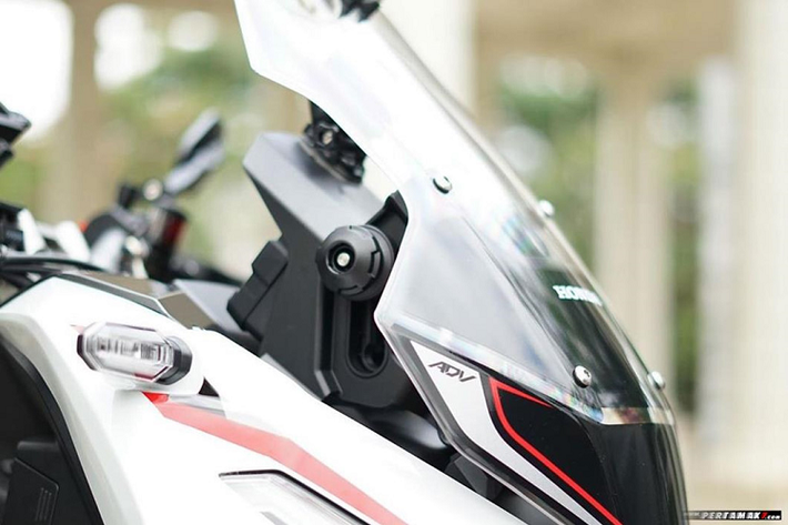 Hệ thống chiếu sáng gồm đèn pha và đèn xi-nhan rời vẫn được giữ nguyên. Honda X-ADV 150 được trang bị động cơ SOHC xi-lanh đơn, dung tích 149,3 cc, sản sinh 14,5 mã lực tại vòng tua máy 8,500 vòng/phút và mô-men xoắn 13,8 Nm tại 6.500 vòng/phút. Hệ thống phun nhiên liệu PGM-Fi của Honda, sức mạnh được truyền tải thông qua hộp số tự động và bộ truyền động dây curoa.