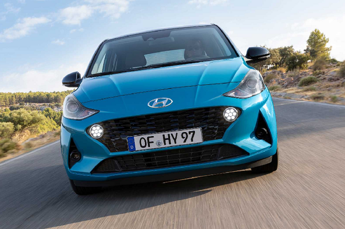 Điểm dễ thấy nhất là khu vực cột C của Hyundai i10 mới. Cột C của xe tạo hình chữ X và phủ sơn đen tương thích với các cửa sổ. Phần nóc xe cũng được sơn đen/ hoặc đỏ để tạo thêm nên nét cá tính cho xe. Vì là mẫu xe thành thị nên i10 2020 có rất nhiều tùy chọn màu sơn gồm: đỏ Dragon Red, đồng Brass, xanh Aqua Turquoise, đen Phantom Black, trắng Polar White, xám Star Dust, bạc Sleek Silver, xanh Champion Blue, đỏ Tomato Red, và xanh Slate Blue.