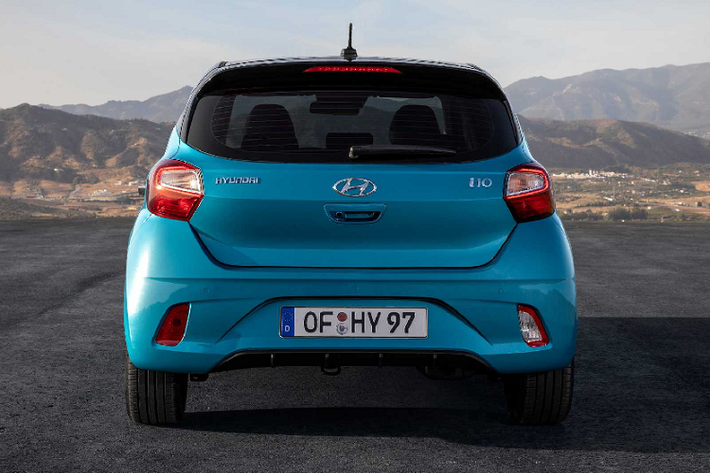 Nội thất Hyundai i10 2020 cũng được nâng cấp mạnh mẽ. Có thể thấy i10 thế hệ mới có nội thất tương tự với dòng Nios vừa ra mắt tại Ấn Độ cách đây không lâu. Xe sử dụng vô lăng nhỏ gọn hơn, lấy cảm hứng từ những mẫu xe "đàn anh" trong gia đình Hyundai. Cửa gió điều hoà cũng có thiết kế mới. Tương tự như bản tại Ấn Độ, Hyundai i10 2020 cũng được trang trí họa tiết tổ ong bên trong nội thất.