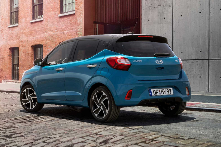 Thêm vào đó, Hyundai i10 hoàn toàn mới còn sở hữu bộ mâm đúc 16 inch thiết kế hoàn toàn mới. Được biết là dù nâng cấp kích thước nhưng i10 thế hệ mới lại nhẹ hơn bản hiện tại 30 - 40 kg