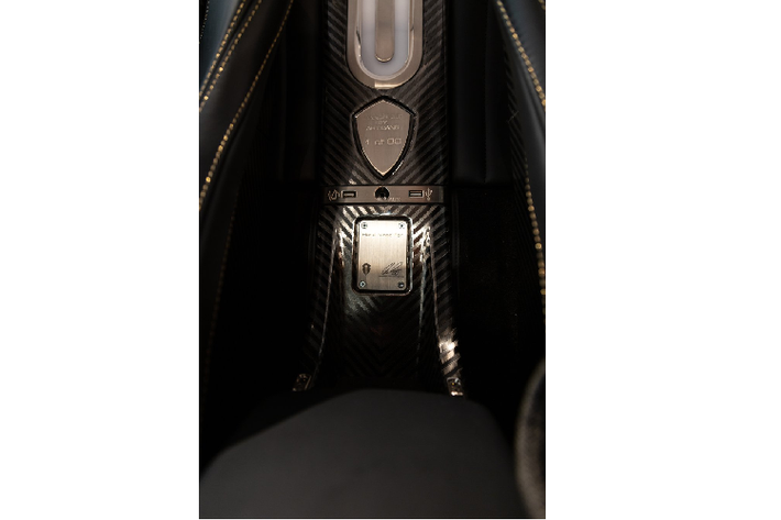 Trên mẫu xe này, Koenigsegg trang bị hệ dẫn động hybrid với động cơ V8 5.0 lít tăng áp, sản sinh công suất cực đại 1.100 mã lực, kết hợp cùng ba mô-tơ điện cho ra tổng công suất lên đến 1.500 mã lực. Koenigsegg đã phát triển cho Regera hộp số Direct Drive (KDD) với chỉ một cấp số duy nhất, nối trục khuỷu và hệ đẫn động.
