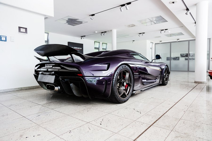 Không những có thân vỏ bằng sợi carbon, nhiều chi tiết khác trên xe cũng được sử dụng loại vật liệu nhẹ mà chắc này như gương, mui xe, gầm xe, khuếch tán phía sau,… Mâm xe ba chấu đặc biệt cũng được làm bằng vật liệu tương tự. Những chi tiết ngoài thân xe được hoàn thiện bằng sợi carbon màu đen truyền thống nhằm tạo sự tương phản cho xe.