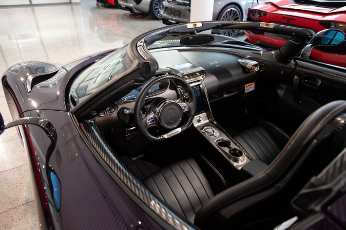 Thêm vào đó, chiếc Regera này cũng được nâng cấp với gói trang bị Ghost Package. Với gói trang bị này, chiếc Regera sẽ trở nên hầm hố hơn với hai cánh gió phỉa trước mũi xe và hai cánh gió được đặt bên ngoài cảnh gió chủ động phía sau đuôi xe. Koenigsegg cho biết bốn cánh gió này sẽ giúp xe trở nên ổn định hơn khi di chuyển ở tốc độ cao.