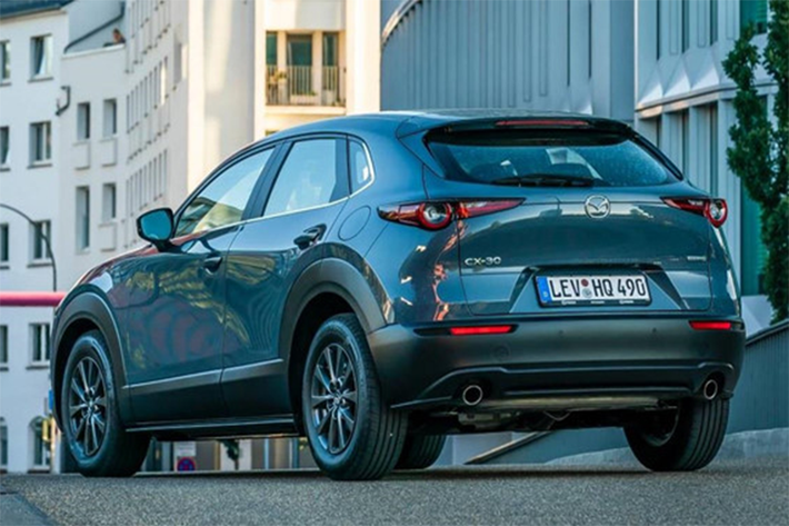 Giá Mazda CX-30 2020 khởi điểm từ 27.867 USD cho bản SE-L, CX-30 mới đắt hơn 4.200 USD so với bản tiêu chuẩn CX-3, rẻ hơn 3.292 USD so với bản tiêu chuẩn CX-5.