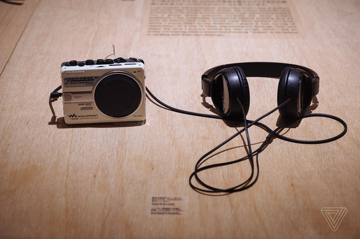 Đây là WM-GX202, chiếc máy nghe nhạc sử dụng băng cassette với tính năng nghe radio. Ảnh: The Verge.