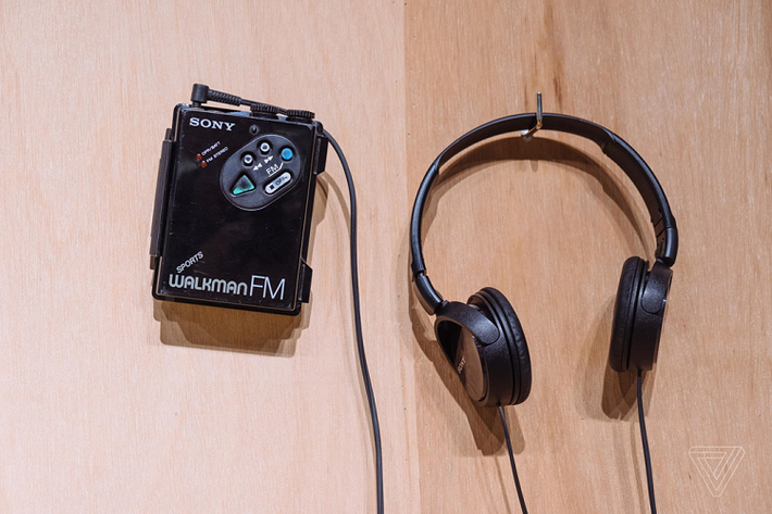 Khách tham quan có thể trải nghiệm sản phẩm với những chiếc tai nghe của Sony. Một chiếc Walkman thuộc dòng Graphic Equalizer với tính năng điều chỉnh âm thanh. Ảnh: The Verge.