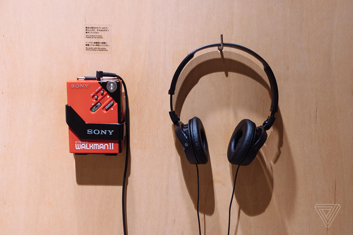 Nghe nhạc bằng chiếc tai nghe nhựa trên những chiếc máy Sony Walkman bỏ băng cassette, vừa nghe vừa đọc chia sẻ từ những người sử dụng Walkman vào thời điểm ấy. Tất cả đưa bạn trở lại thời điểm những năm 1980. Ảnh: The Verge.