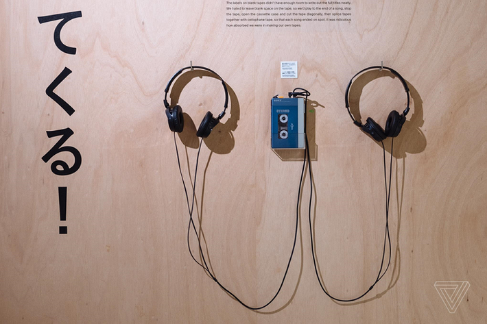 Còn đây là "Bức tường Walkman" trưng bày toàn bộ sản phẩm Walkman từ trước đến nay. Những chiếc Walkman cổ điển sử dụng băng cassette. Ảnh: The Verge.