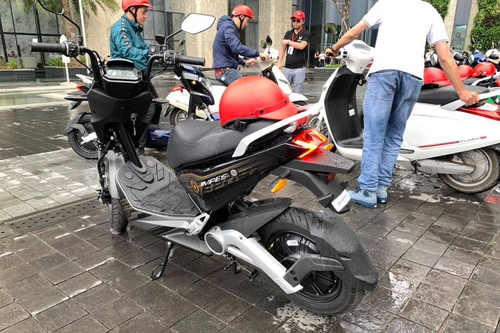 Cũng giống như phần đầu xe, phần thân và đuôi xe của Impes cũng toát lên vẻ thể thao thực thụ với giảm xóc lò xo trụ đơn phía sau, cụm đèn hậu LED nhỏ nhắn cùng càng trục bánh sơn xám nổi bật.