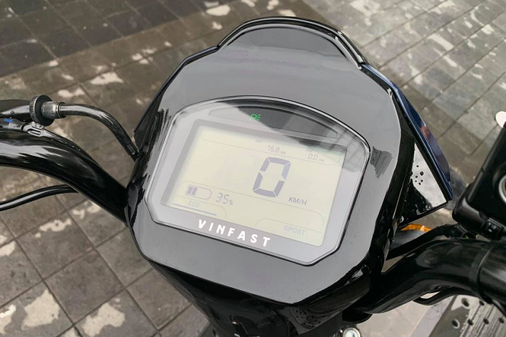 VinFast Impes sở hữu cụm màn hình LCD đơn sắc giúp hiển thị đầy đủ các thông số kỹ thuật của xe như vận tốc, dung lượng pin, quãng đường, thời gian... Thêm vào đó, xe còn được trang bị 2 chế độ lái độc lập bao gồm Eco và Sport.