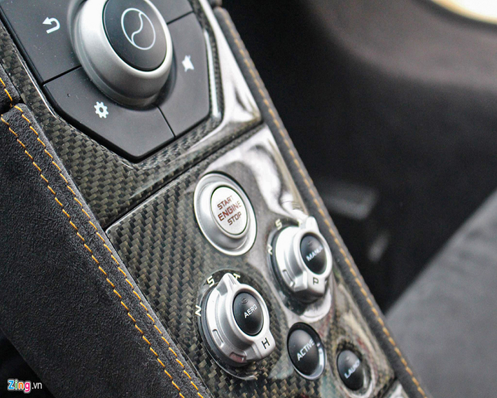 Thân xe McLaren 650S được làm từ carbon giúp giảm trọng lượng và tăng độ cứng.