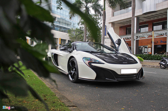 McLaren 650S Spider sở hữu khối động cơ tăng áp kép V8 dung tích 3.8L, sản sinh công suất 641 mã lực và mô-men xoắn 680 Nm. Sức mạnh được truyền tới các bánh xe thông qua hộp số 7 cấp ly hợp kép.