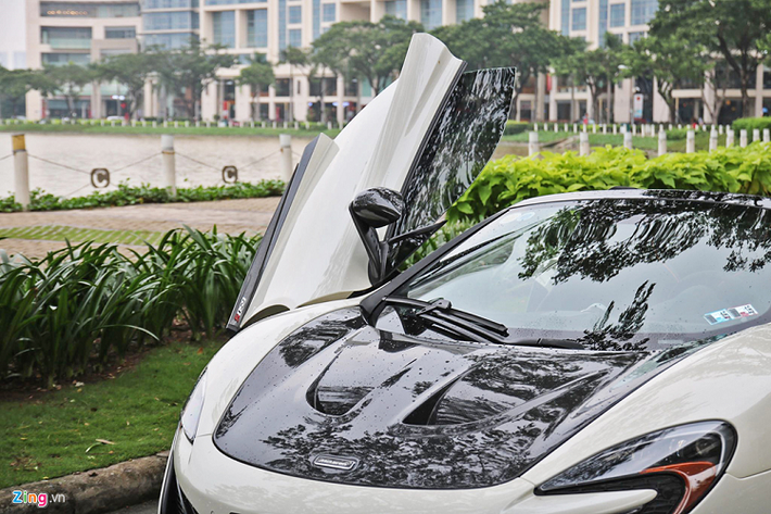 Nội thất 650S Spider khá đơn giản, được phủ bởi tone màu đen với da lộn. Sợi carbon xuất hiện trên bảng táp-lô và vô-lăng, các nút bấm được tối giản.