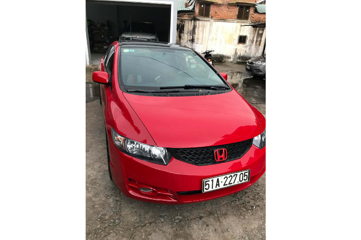 Bảng táp-lô trung tâm được thiết kế hai tầng, đồng hồ hỗ trợ lái mang màu nền đỏ, vô lăng bọc da. Trang bị hệ thống âm thanh cao cấp 7 loa, 350 watt có loa siêu trầm, MP3 / WMA,...