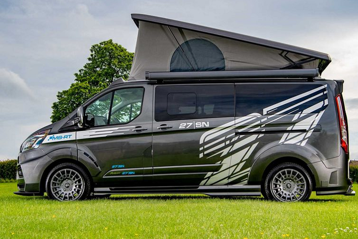 Tương tự như diện mạo bên ngoại, nội thất của chiếc xe Ford Transit Custom này cũng rất thể thao với những ghế ngồi màu trắng, kèm chỉ khâu và nhiều điểm nhấn màu xanh dương.
