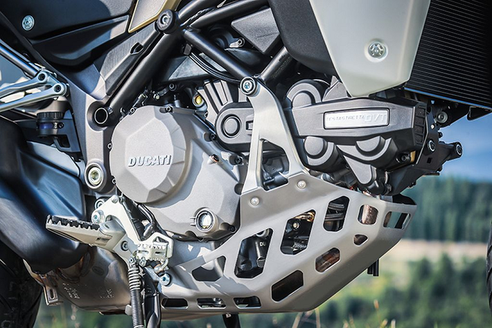 Ducati trang bị trên mẫu Adventure Multistrada 1260 Enduro 2019 khối động cơ V-Twin Testastretta 1.262cc, làm mát bằng dung dịch và kết hợp công nghệ van biến thiên DVT.